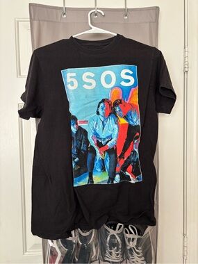 5SOS band t-shirt